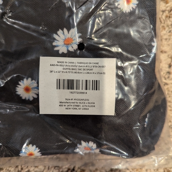 Alice & Olivia Daisy Print Adjustable Duffle Bag Tote NWT! - Picture 5 of 5